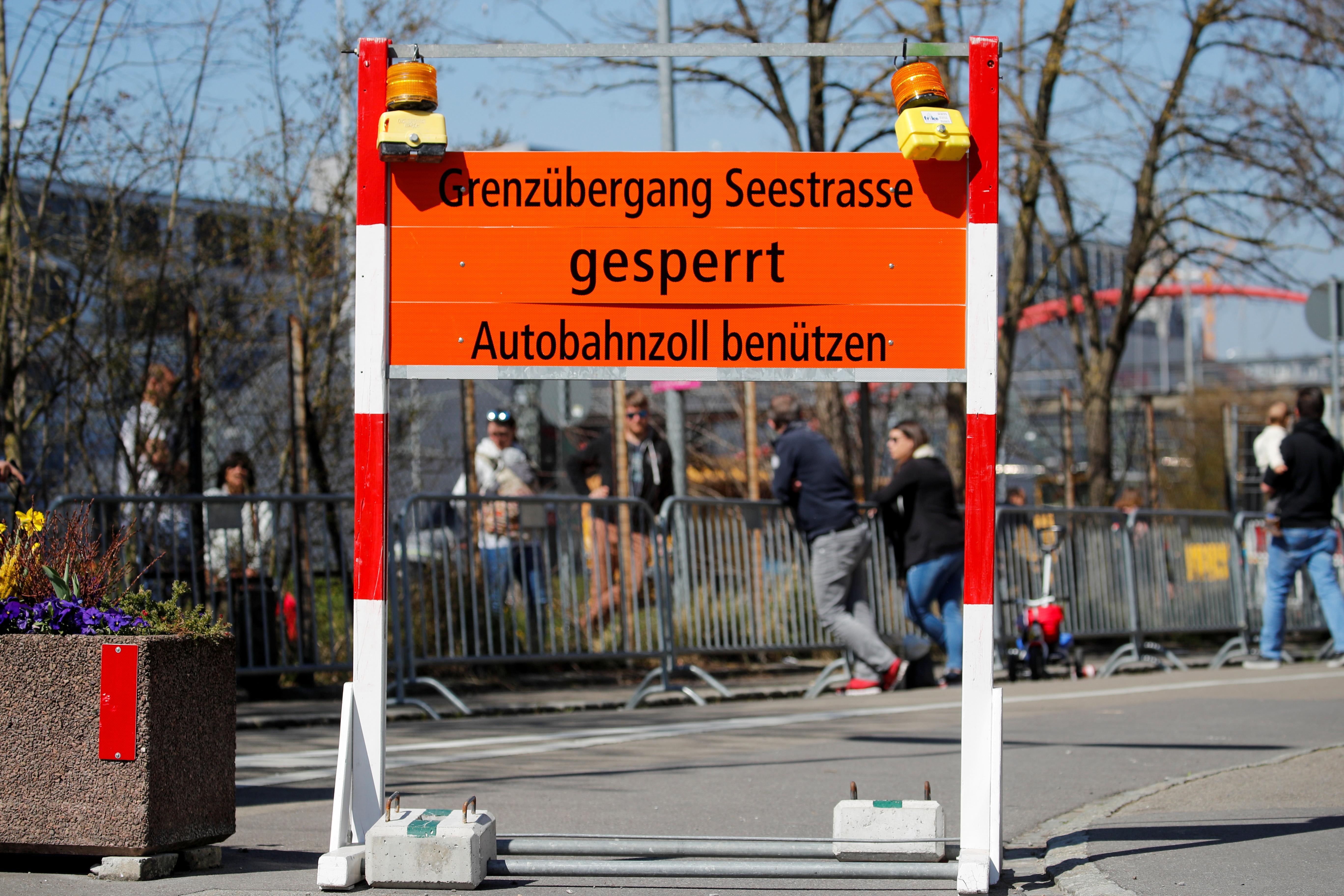 A sign reads: 'Border crossing blocked - please use highway checkpoint' on the German-Swiss border, as protective measures are taken due to the spread of the coronavirus disease (COVID-19), in Kreuzlingen, Switzerland April 5, 2020. Photo: Reuters