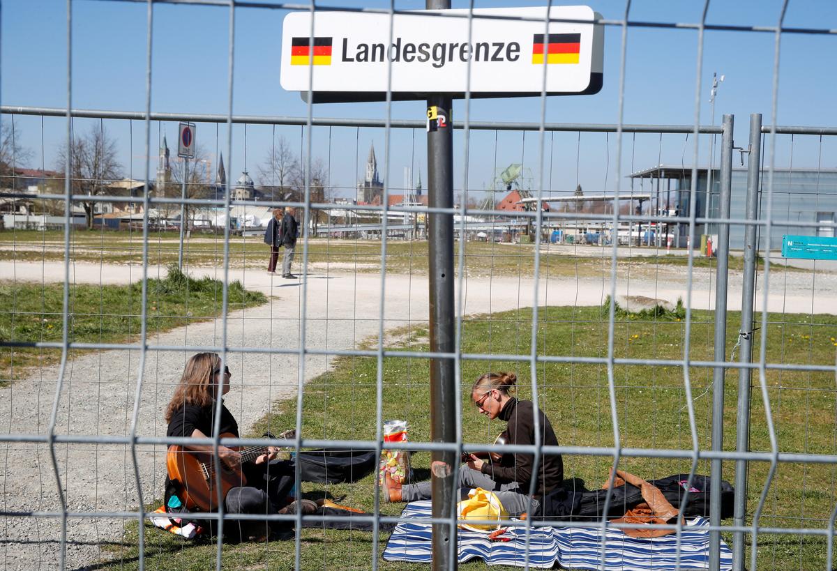 A German sign reads 'National border' in between of two fences built by Swiss and German authorities on the German-Swiss border, as a protection measure due to the spread of the coronavirus disease (COVID-19), in an park on the banks of Lake Constance in Kreuzlingen, Switzerland April 5, 2020. Photo: Reuters