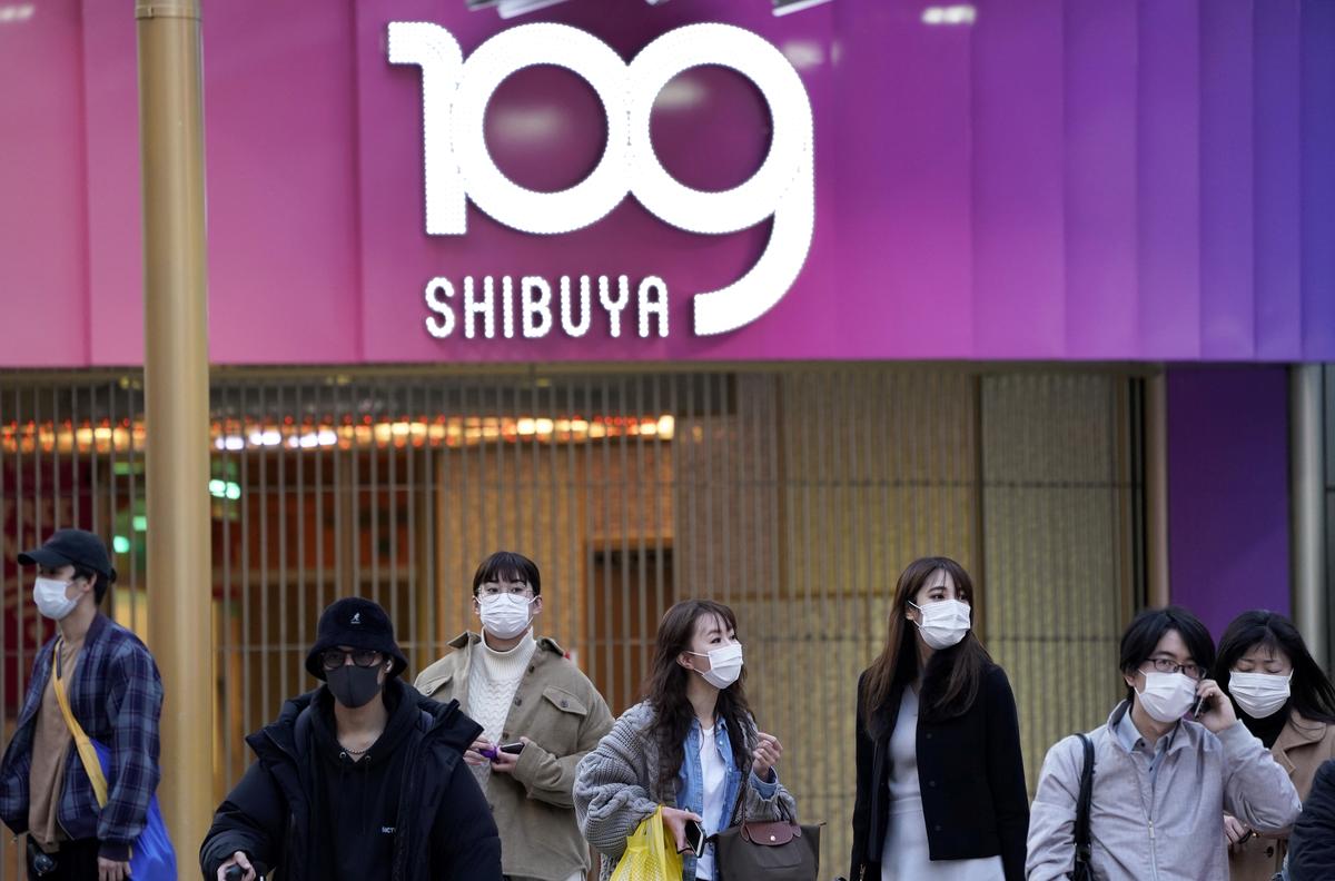 Pedestrians wearing protective masks make their way, following the coronavirus disease (COVID-19) outbreak, in Tokyo, Japan April 7, 2020. Photo: Reuters