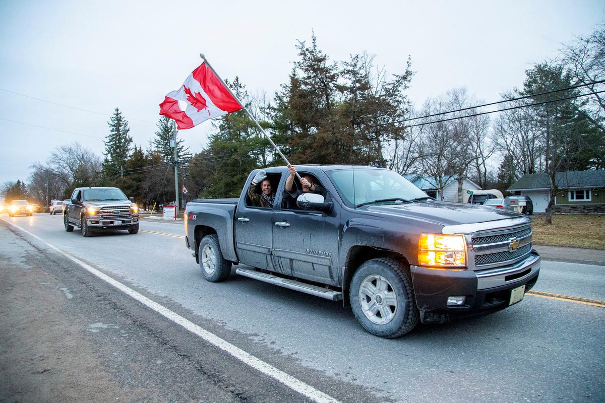 People from the community drive and honk their horns in support for Pinecrest Nursing Home after several residents died and dozens of staff were sickened by coronavirus disease (COVID-19) in Bobcaygeon, Ontario, Canada March 30, 2020. Photo: Reuters