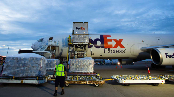 A FedEx aircraft carrying 450,000 protective suits lands in Dallas, Texas, the United States. Photo: FedEx