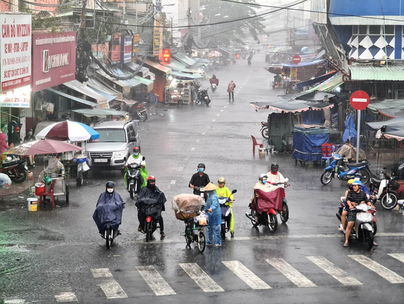 Commuters brave the rain on Bui Huu Nghia Street in Binh Thanh District, Ho Chi Minh City, April 9, 2020. Photo: Ngoc Hien / Tuoi Tre