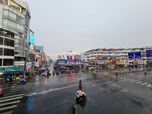 A intersection is captured in the rain in Binh Thanh District, Ho Chi Minh City, April 9, 2020. Photo: Ngoc Hien / Tuoi Tre