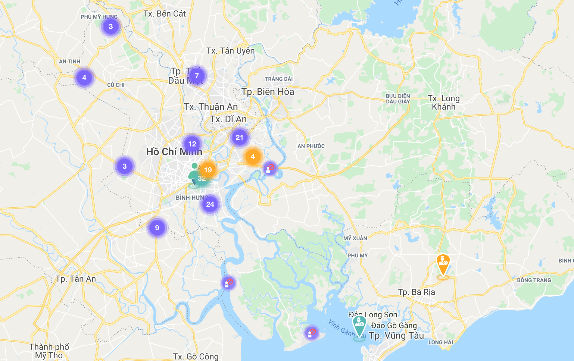 This screenshot shows different types of data available on the vietnamcovid19.info live map.