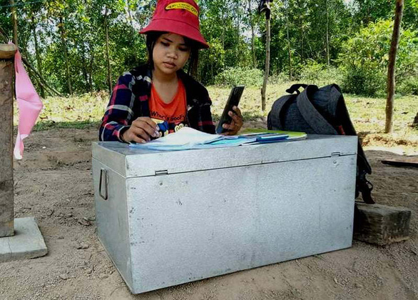 Without Internet at home, ethnic students join online classes from hill top in Vietnam
