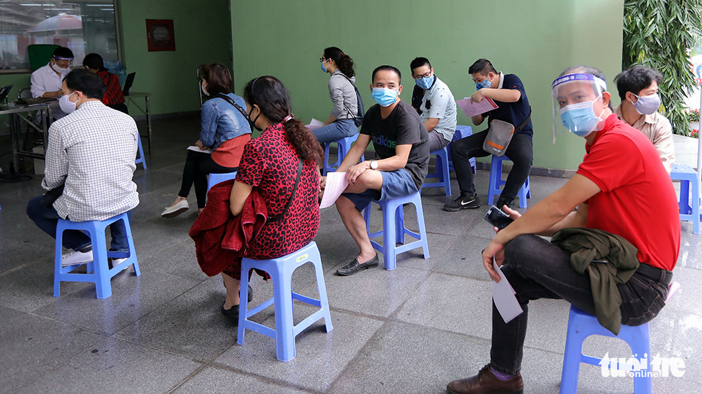 Stools are spaced to prevent the spread of COVID-19 at the blood drive. Photo: Viet Dung / Tuoi Tre