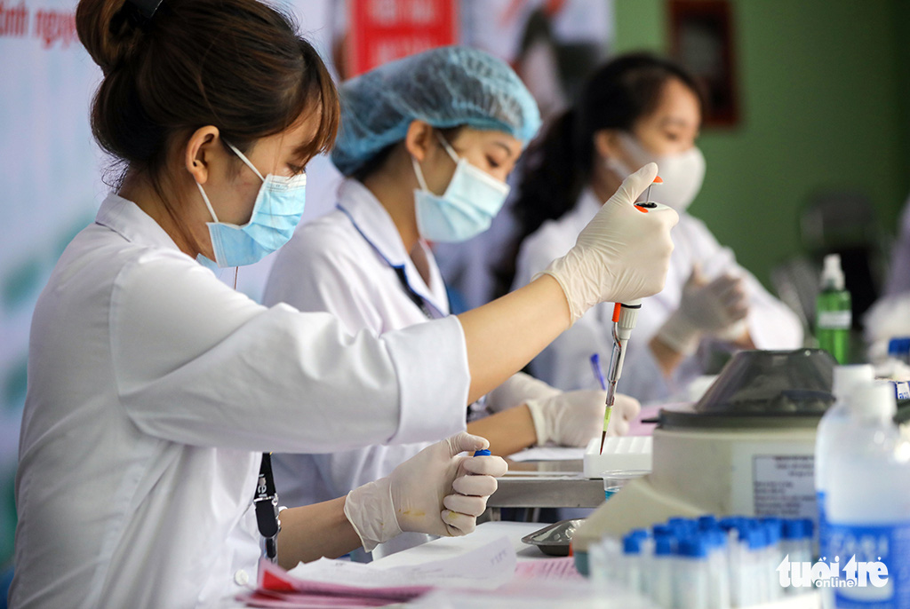 Health workers are pictured at the blood drive at the National Institute of Hematology and Blood Transfusion in Hanoi. Photo: Viet Dung / Tuoi Tre