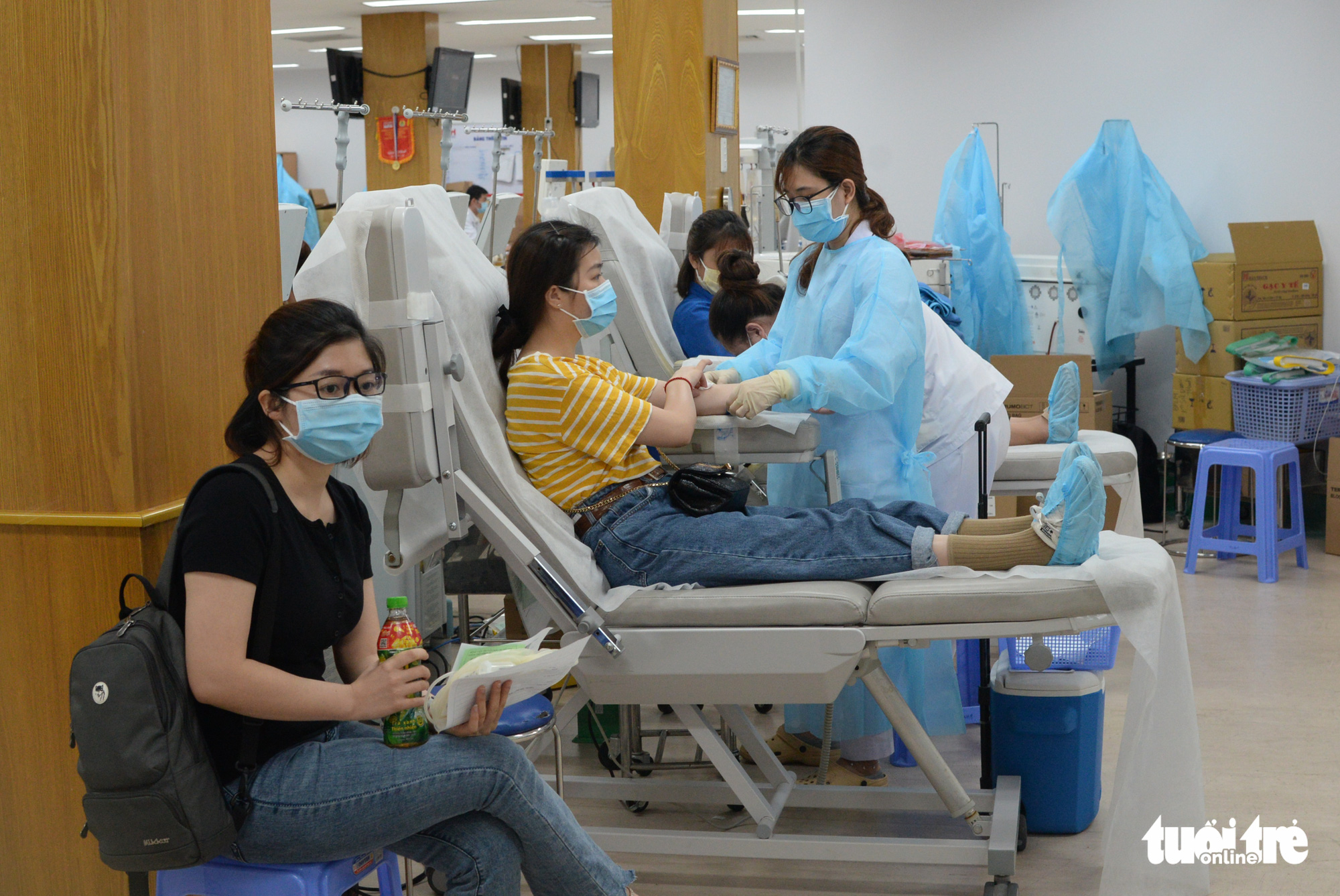 A woman waits for her turn to donate blood at the Ho Chi Minh City Hospital of Blood Transfusion and Hematology. Photo: T.T.D. / Tuoi Tre