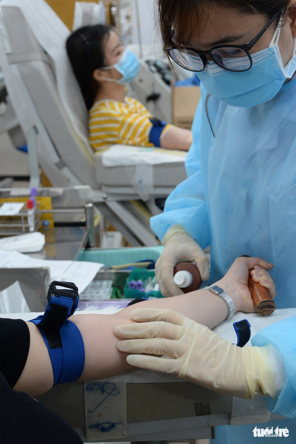 A health worker prepares a donor for his blood donation. Photo: T.T.D. / Tuoi Tre