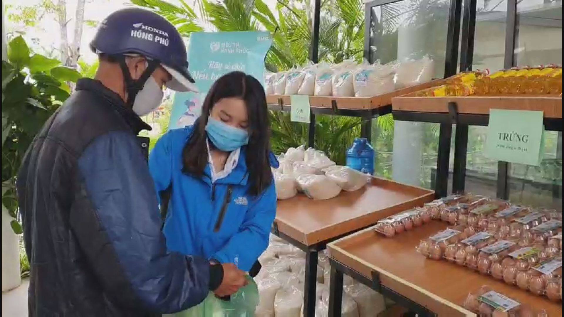 in-central-vietnam-happy-supermarket-sells-groceries-at-zero-cost-for