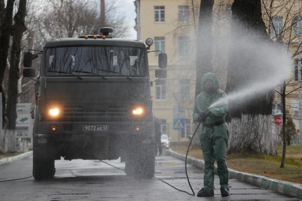 A Russian army serviceman wearing protective gear sprays disinfectant while sanitizing a factory amid the coronavirus disease (COVID-19) outbreak in Saint Petersburg, Russia April 15, 2020. Photo: Reuters