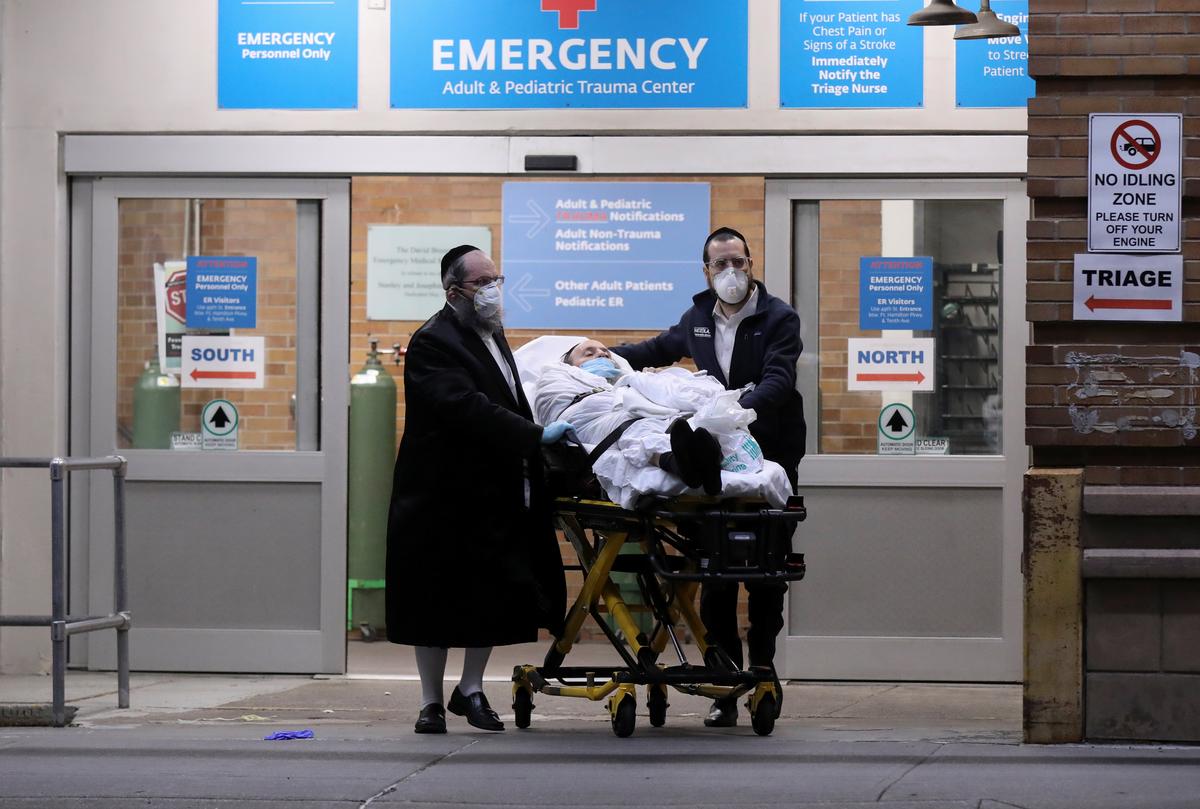 A man is wheeled on a stretcher at Maimonides Medical Center during the outbreak of the coronavirus disease (COVID19) in the Brooklyn borough of New York, U.S., April 14, 2020. Photo: Reuters
