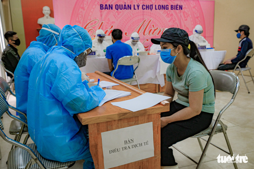Traders at Long Bien Wholesale Market in Hanoi, Vietnam are sampled for COVID-19 testing, April 18, 2020. Photo: Nam Tran / Tuoi Tre