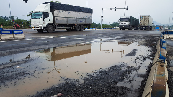 Many sections on the expressway are flooded since construction contractors have allegedly failed to meet design requirements. Photo: Tan Luc / Tuoi Tre