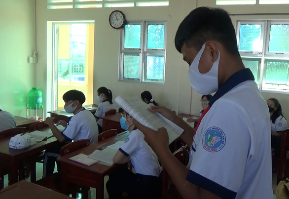 Ninth-grade students are pictured on their first day at school after a three-month COVID-19 break at Phan Boi Chau Middle School in Ca Mau Province, Vietnam, April 20, 2020. Photo: Nguyen Hung / Tuoi Tre