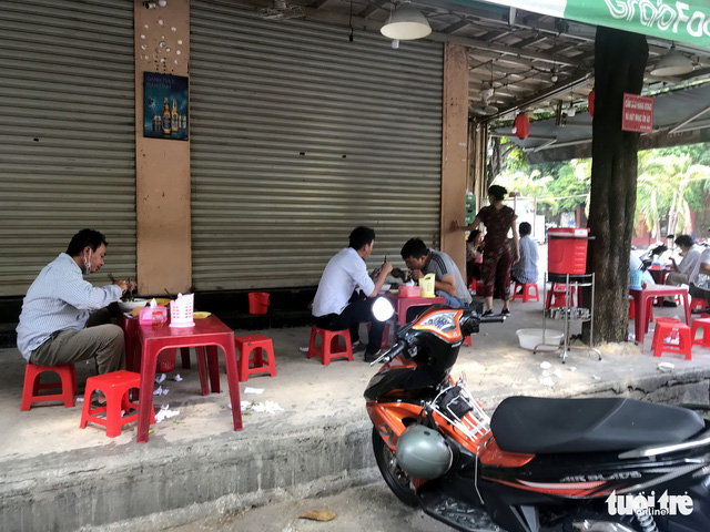 A food stall resumes operation in Ho Chi Minh City, Vietnam, April 23, 2020. Photo: Ngoc Phuong / Tuoi Tre