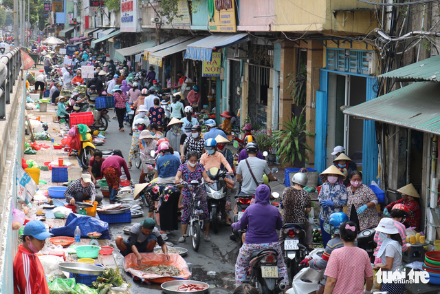 Shoppers and merchants crowd Thi Nghe Market in Binh Thanh District, Ho Chi Minh City, Vietnam, April 23, 2020. Photo: Ngoc Phuong / Tuoi Tre