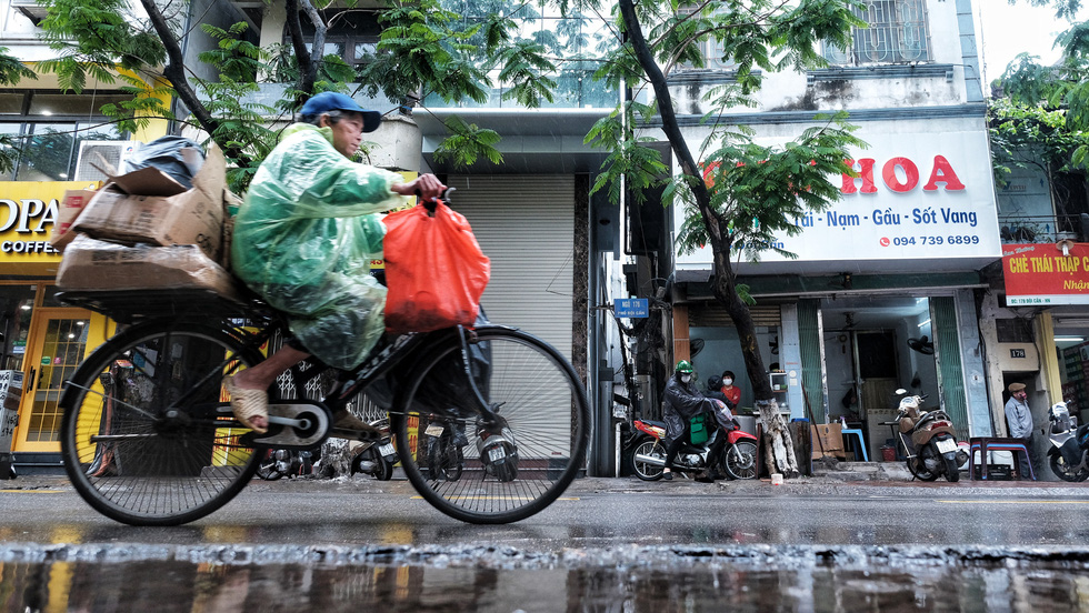 Lam, 53, cycles with scraps she scavenged from garbage bins on Doi Can Street in Ba Dinh District, Hanoi, Vietnam. Photo: Mai Thuong / Tuoi Tre