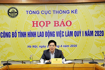 Vietnam's General Statistics Office Deputy Director Pham Quang Vinh announces latest findings on the Vietnamese labor market at a press conference in Hanoi, Vietnam, April 24, 2020. Photo: T.C. / Tuoi Tre