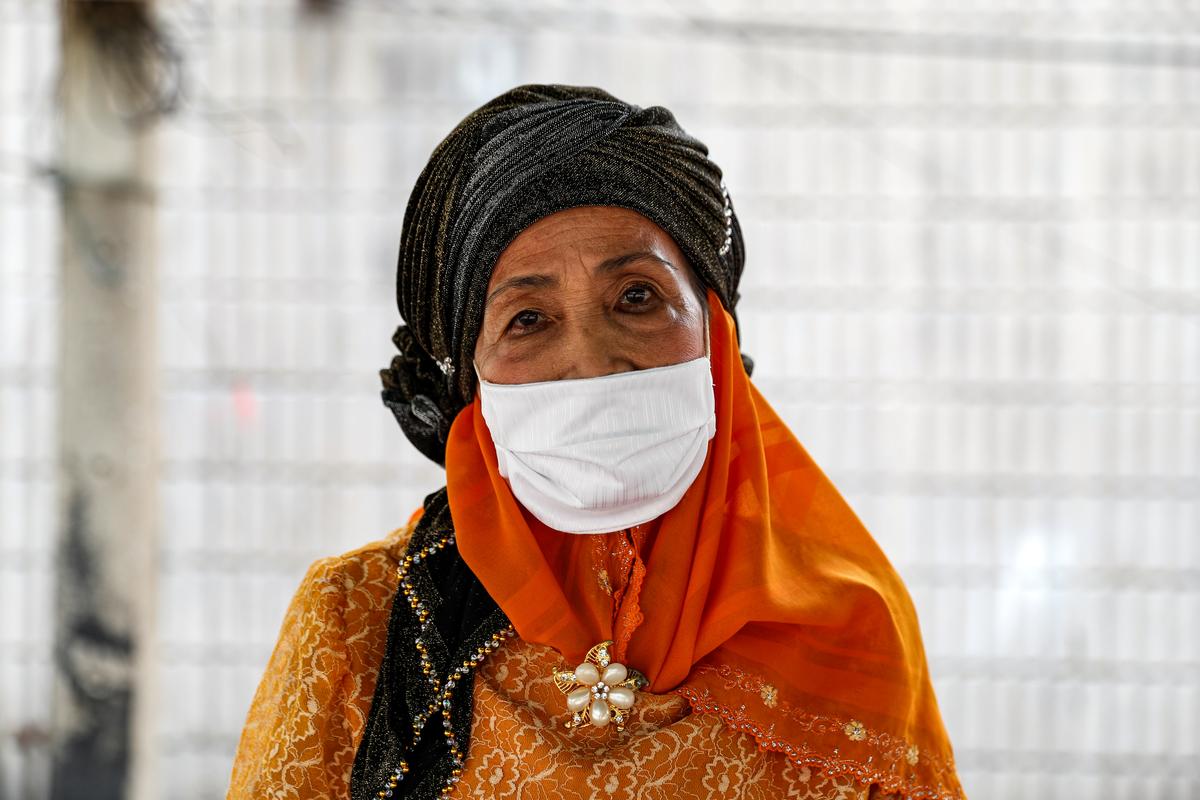 A Muslim woman wearing a protective face mask poses for a photo upon arriving at a mosque before Friday prayer on the first day of holy fasting month of Ramadan, amid the coronavirus disease (COVID-19) outbreak, in Bangkok, Thailand April 24, 2020. Photo: Reuters