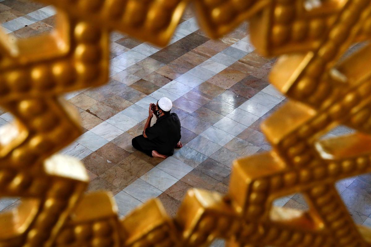 A Muslim man wearing a protective face mask prays at a mosque on the first day of the holy fasting month of Ramadan, amid the coronavirus disease (COVID-19) outbreak, in Bangkok, Thailand April 24, 2020. Photo: Reuters