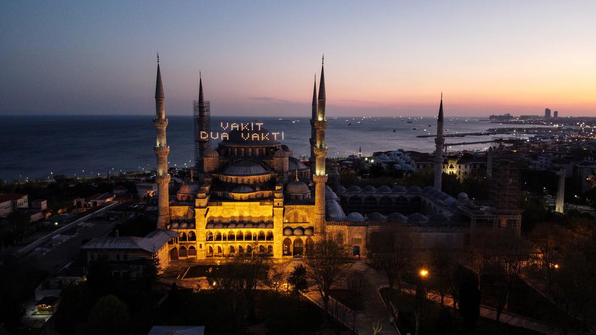 Neon lights read 'It is time to pray' hanged between minarets of the Ottoman-era Sultanahmet Mosque, also known as the Blue Mosque, on the first day of the holy month of Ramadan during a four-day curfew which was imposed to prevent the spread of the coronavirus disease (COVID-19), in Istanbul, Turkey, April 24, 2020. Photo: Reuters