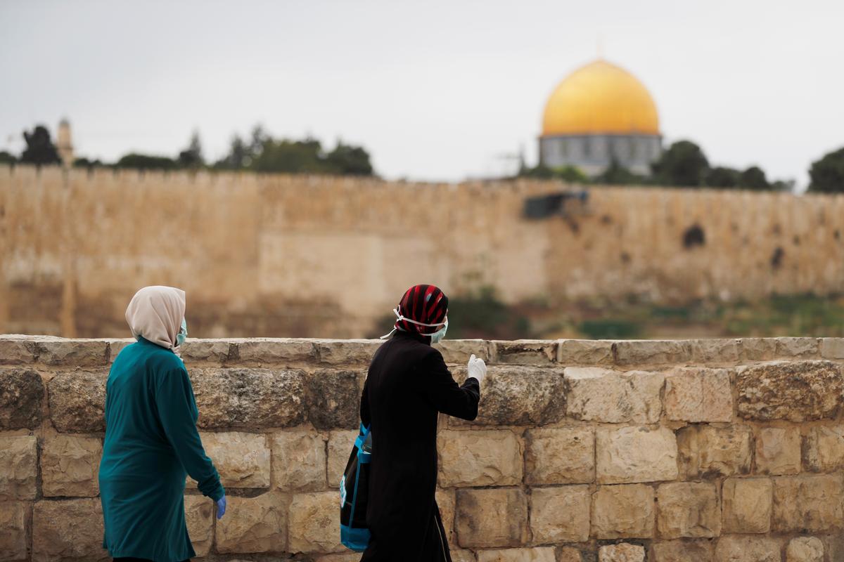 Women walk outside Jerusalem's Old City overlooking the Dome of the Rock, as Muslims mark the first Friday prayer of Ramadan amid the coronavirus disease (COVID-19) restrictions April 24, 2020. Photo: Reuters