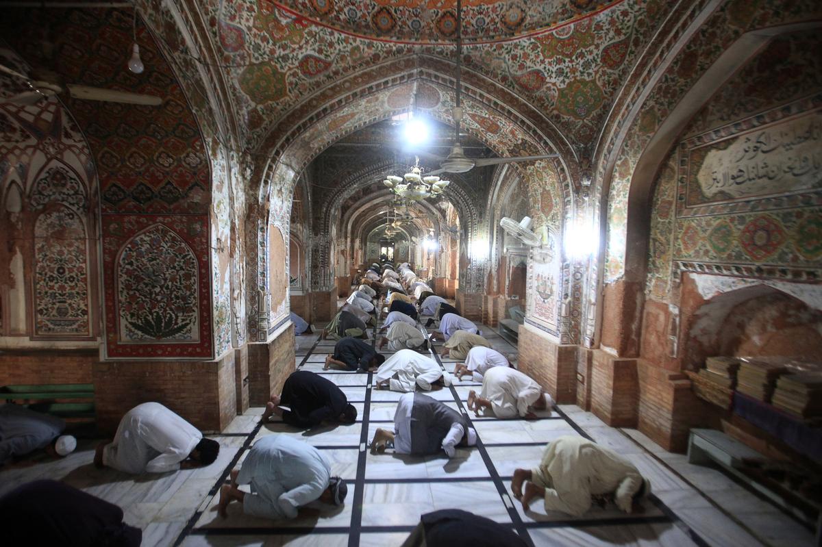 Muslims maintain safe distance as they attend a Friday prayer at Mahabat Khan mosque, amid the spread of coronavirus disease (COVID-19), Peshawar, Pakistan April 24, 2020. Photo: Reuters