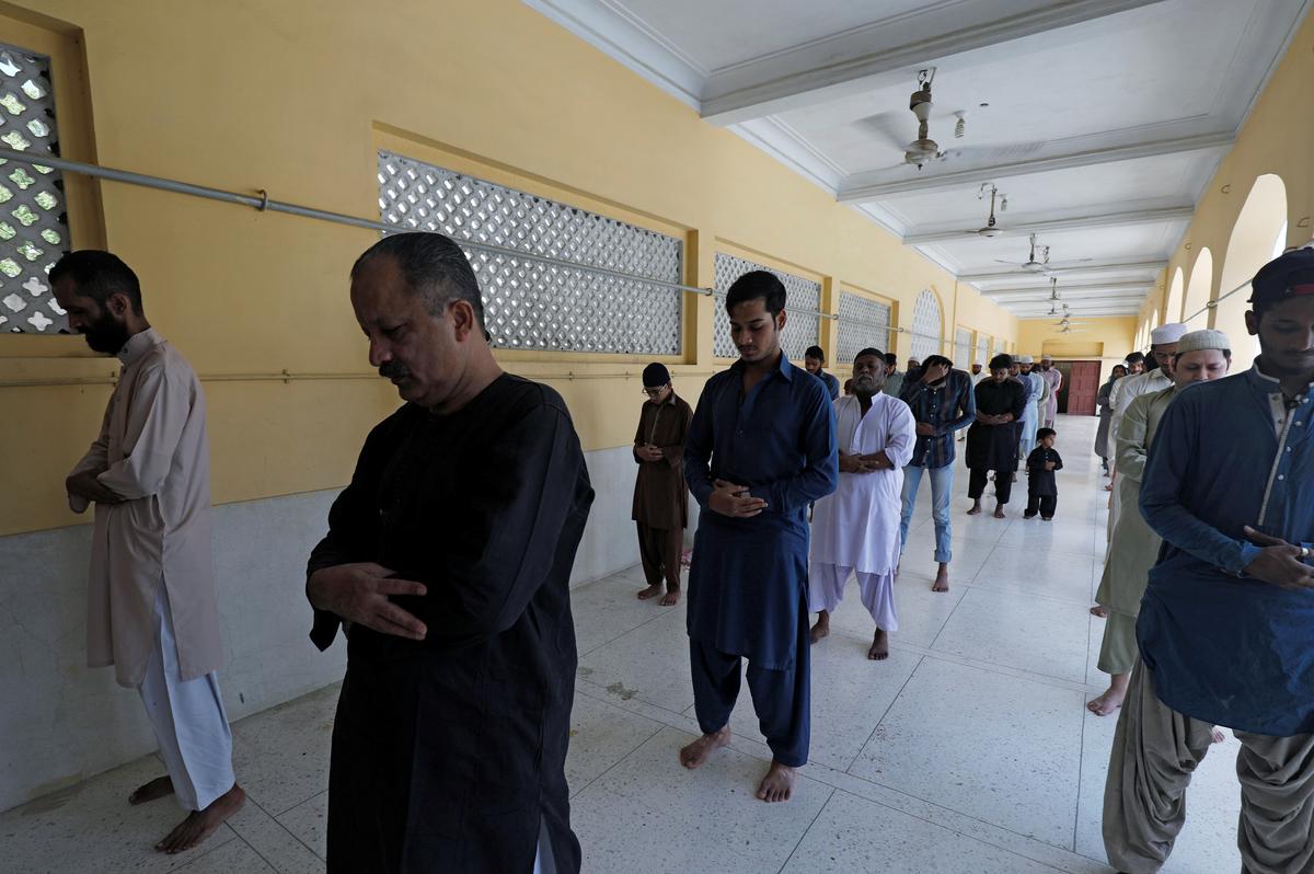 Muslims maintain safe distance as they attend a Friday prayer as provincial government limited congregational prayers and ordered to stay home, in efforts to stem the spread of the coronavirus disease (COVID-19), in Karachi, Pakistan April 24, 2020. Photo: Reuters