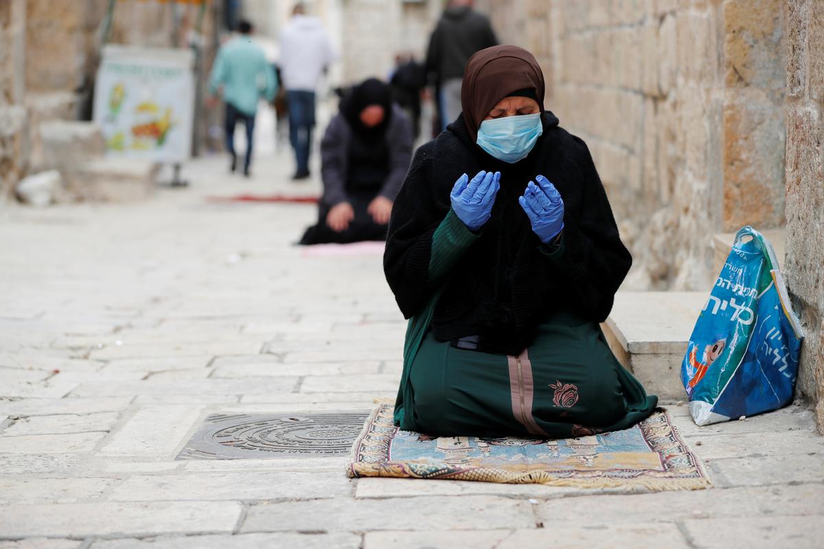 Muslims pray during the first Friday prayer of Ramadan in an alley in Jerusalem's Old City amid the coronavirus disease (COVID-19) restrictions April 24, 2020. Photo: Reuters