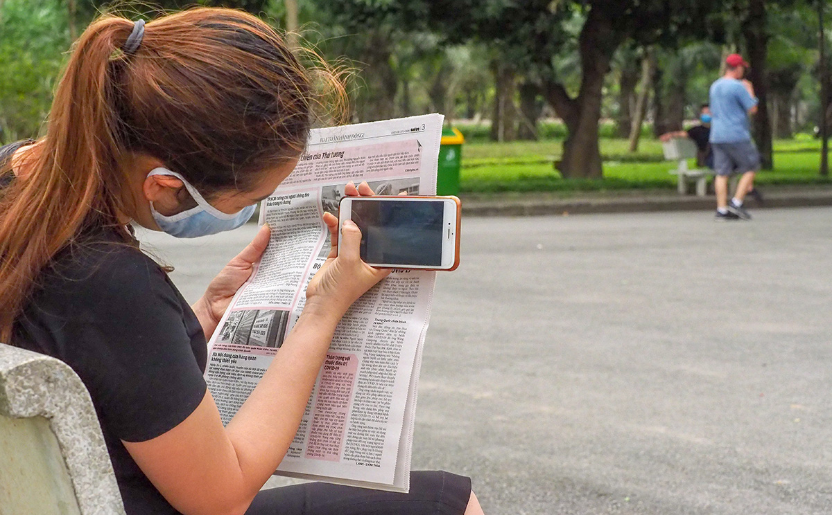 A female detective is seen undercover on her job. Photo: Vu Tuan / Tuoi Tre