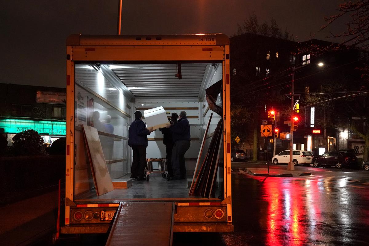 A casket is loaded onto a truck for a cremation from the Gerard J. Neufeld funeral home during the outbreak of the coronavirus disease (COVID-19) in the borough of Queens, New York, U.S., April 26, 2020. Photo: Reuters