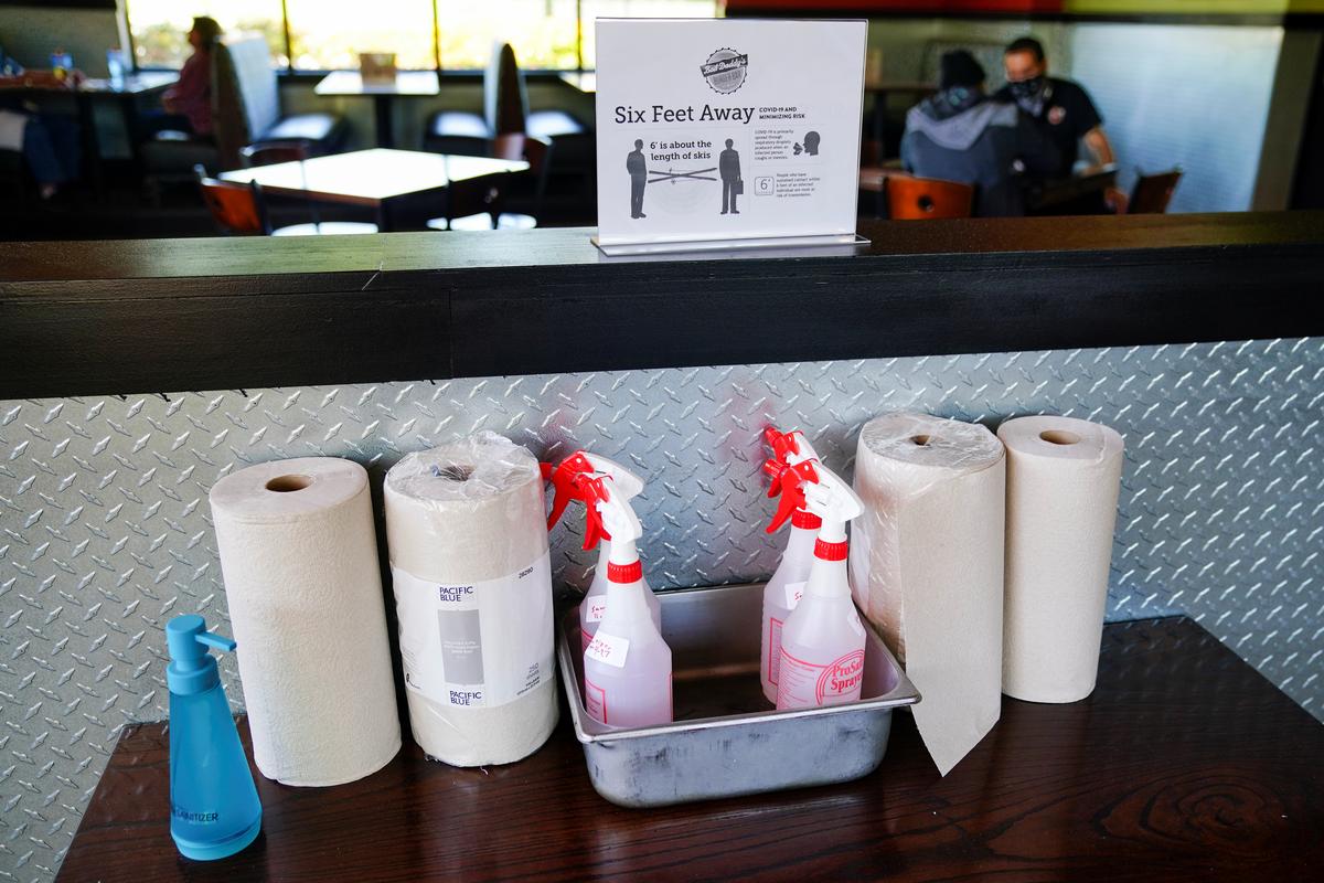 A box of cleaning supplies and a message about social distancing are seen at Bad Daddy's Burger Bar on the day restaurants and theaters were allowed to reopen to the public as part of the phased reopening of businesses and restaurants from the coronavirus disease (COVID-19) restrictions in Smyrna, Georgia, U.S. April 27, 2020. Photo: Reuters