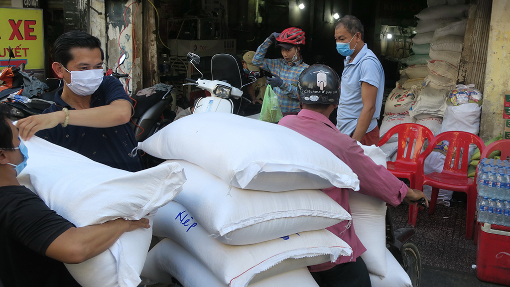 Benefactors donate uncooked rice to a charitable foundation in District 10, Ho Chi Minh City, Vietnam to help those in need. Photo: Tu Trung / Tuoi Tre