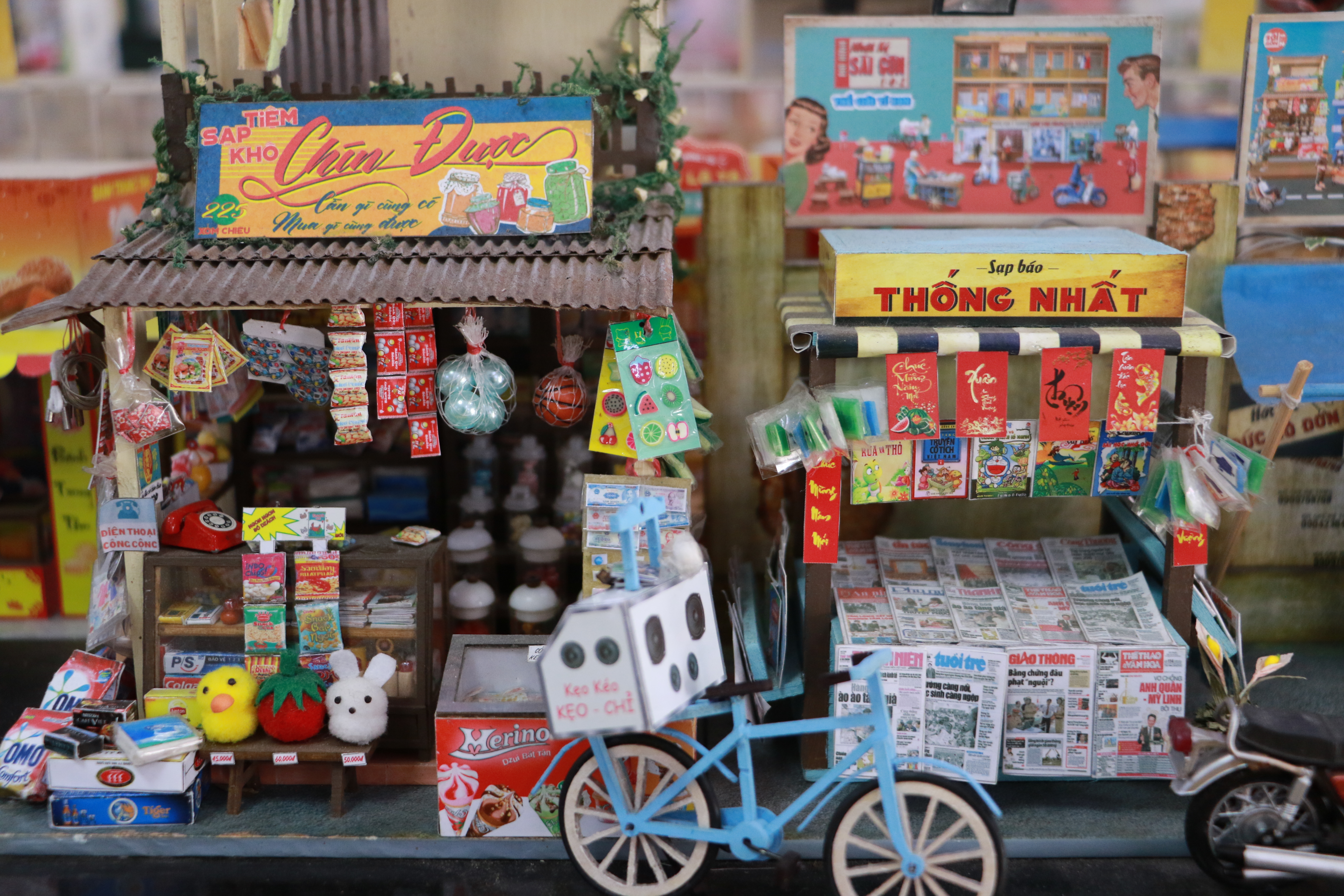 Miniatures by The Gioi Ti Hon  featuring stores selling groceries and newspapers in Saigon which was popular in the past. Photo: Binh Minh/ Tuoi Tre