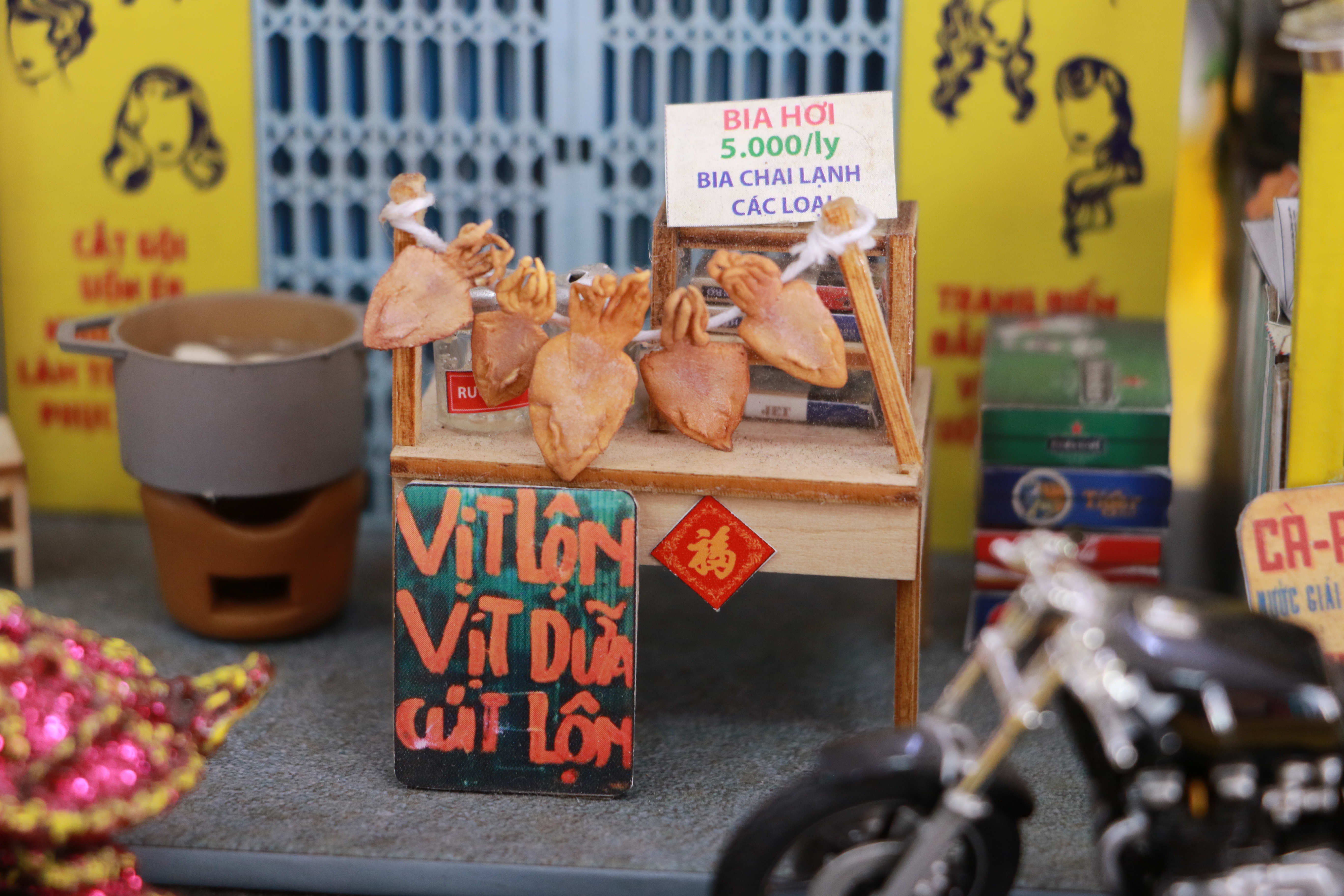 A miniature by The Gioi Ti Hon featuring a sidewalk stall selling baluts and dried squids. Photo: Binh Minh/Tuoi Tre