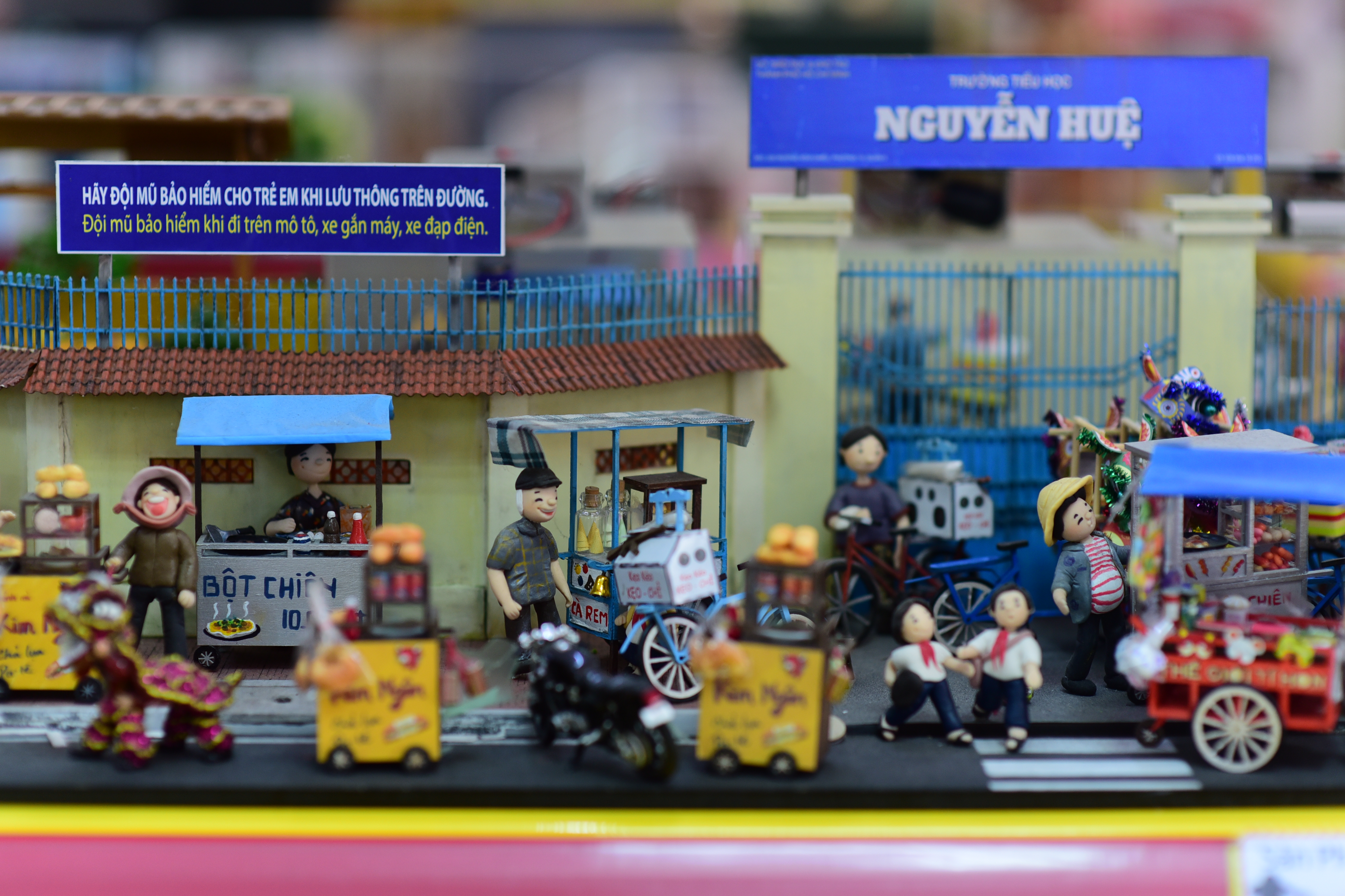A series of miniatures imitating a school gate area with toy shops and snack carts that every young student in Ho Chi Minh City feels connected to. Photo: Quang Dinh/ Tuoi Tre