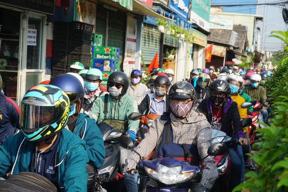 Motorbikes swarm Nguyen Thi Dinh Street leading to Cat Lai Ferry in District 2, Ho Chi Minh City, April 30, 2020. Photo: Duc Phu / Tuoi Tre