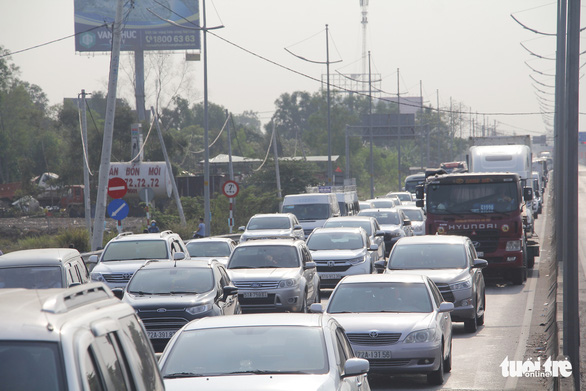 Cars queue on a street leading to the Ho Chi Minh City-Trung Luong Expressway in southern Vietnam, April 30, 2020. Photo: Chau Tuan / Tuoi Tre