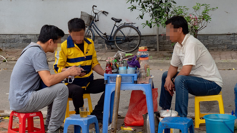 A detective team meets up to discuss a case. They blend in with their suspect to gather information. Photo: Vu Tuan / Tuoi Tre