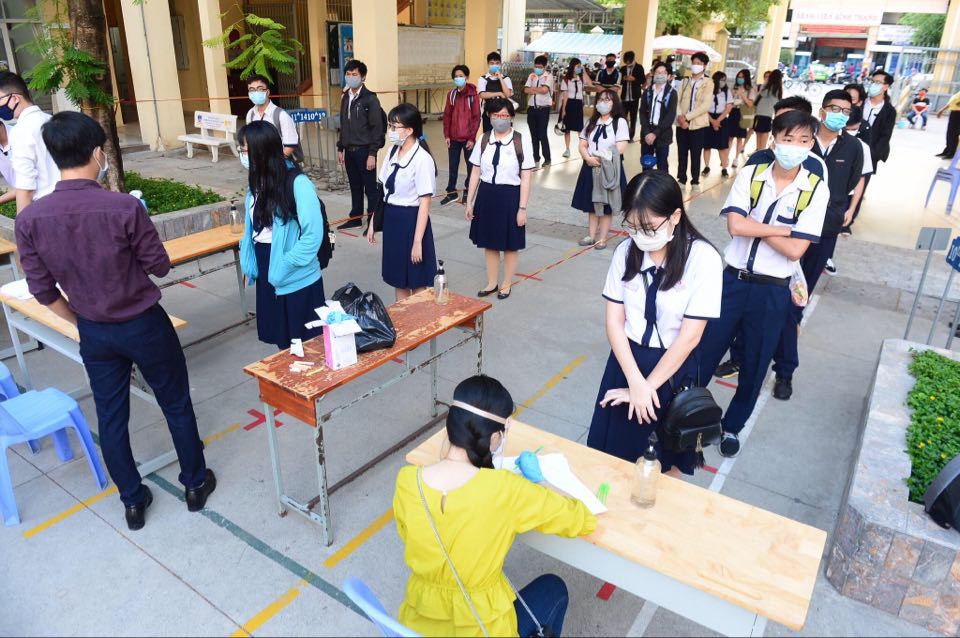 Students have their body temperature measured before entering of Vo Thi Sau High School in Ho Chi Minh City on May 4, 2020. Photo: Quang Dinh / Tuoi Tre