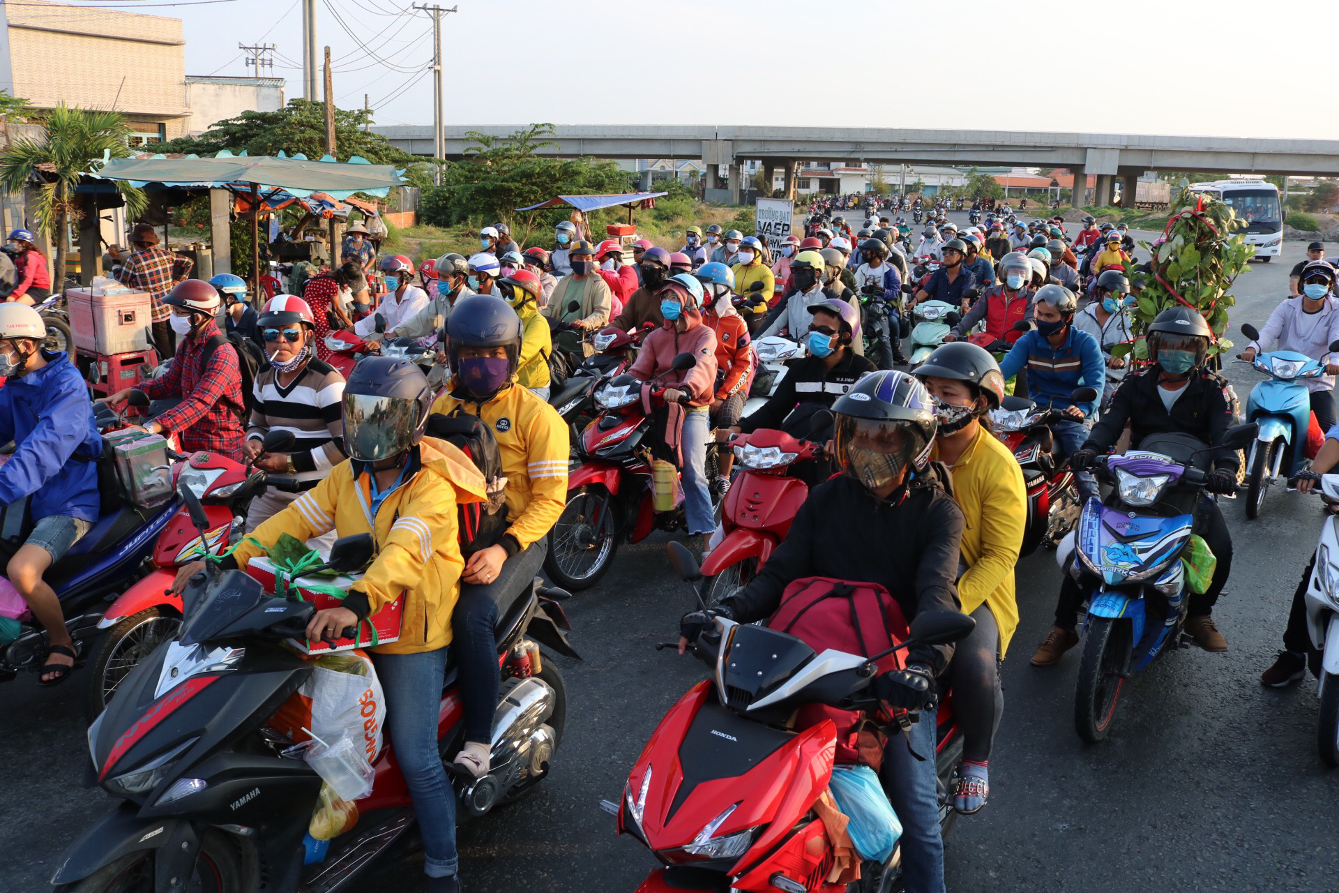 Congestion along National Highway 1 leading to Ho Chi Minh City, May 3, 2020. Photo: Chau Tuan / Tuoi Tre