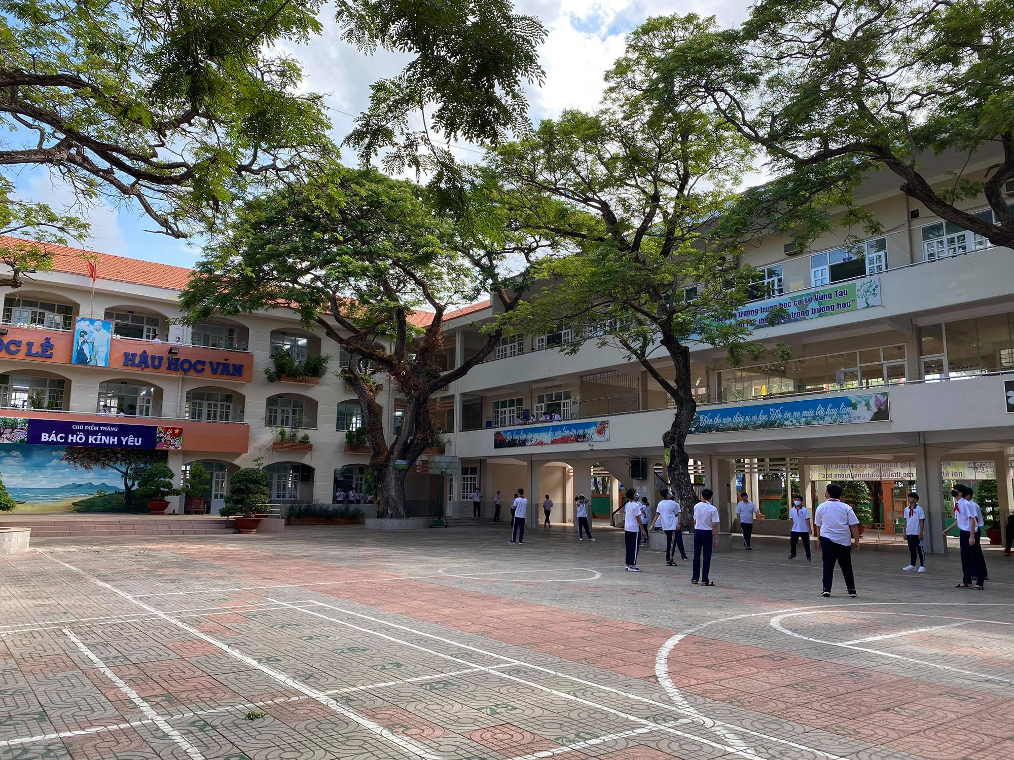 Few students play in the school yard during recess at a middle school in Ba Ria-Vung Tau Province on May 4, 2020. Photo: Dong Ha / Tuoi Tre