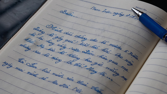 A page from the diary of Thuy, the eldest daughter of a farmer who dabbled his feet in the stock market. Photo: Vu Tuan / Tuoi Tre
