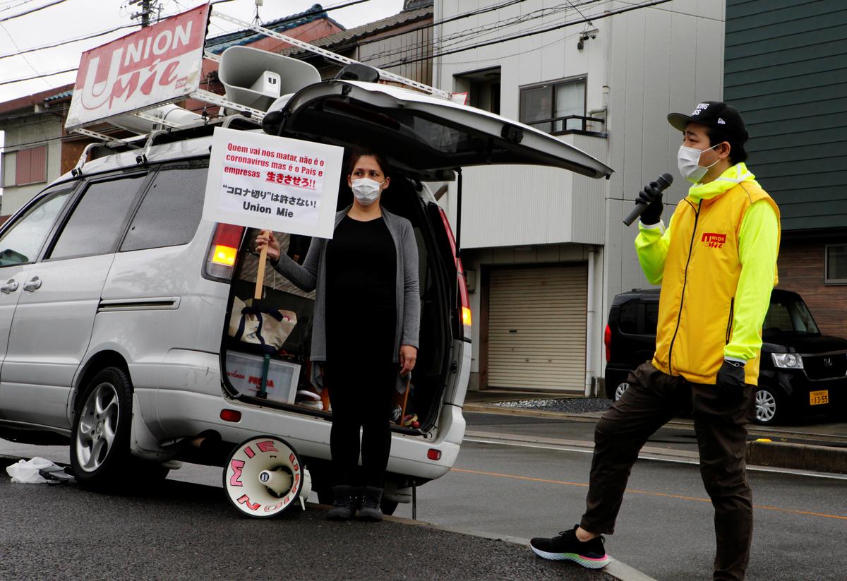 Kaori Nakao and Akai Jimbu wearing protective masks, amid the coronavirus disease (COVID-19) outbreak, take part in a protest against Nakao's firing in front of the factory she used to work at in Kiyosu, Aichi Prefecture, Japan April 20, 2020. Photo: Reuters