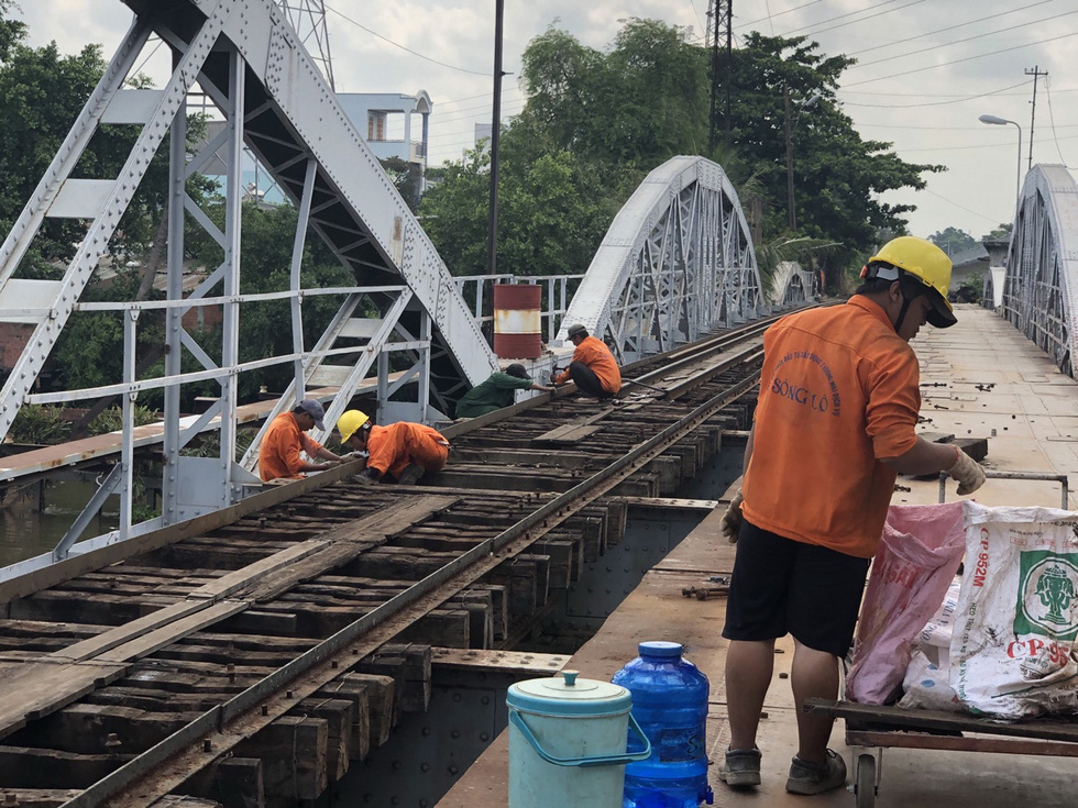 Workers are seen working on the dismantlement of the 118-year-old Binh Loi Railway Bridge in Ho Chi Minh City, Vietnam, May 8, 2020. Photo: H.TK / Tuoi Tre