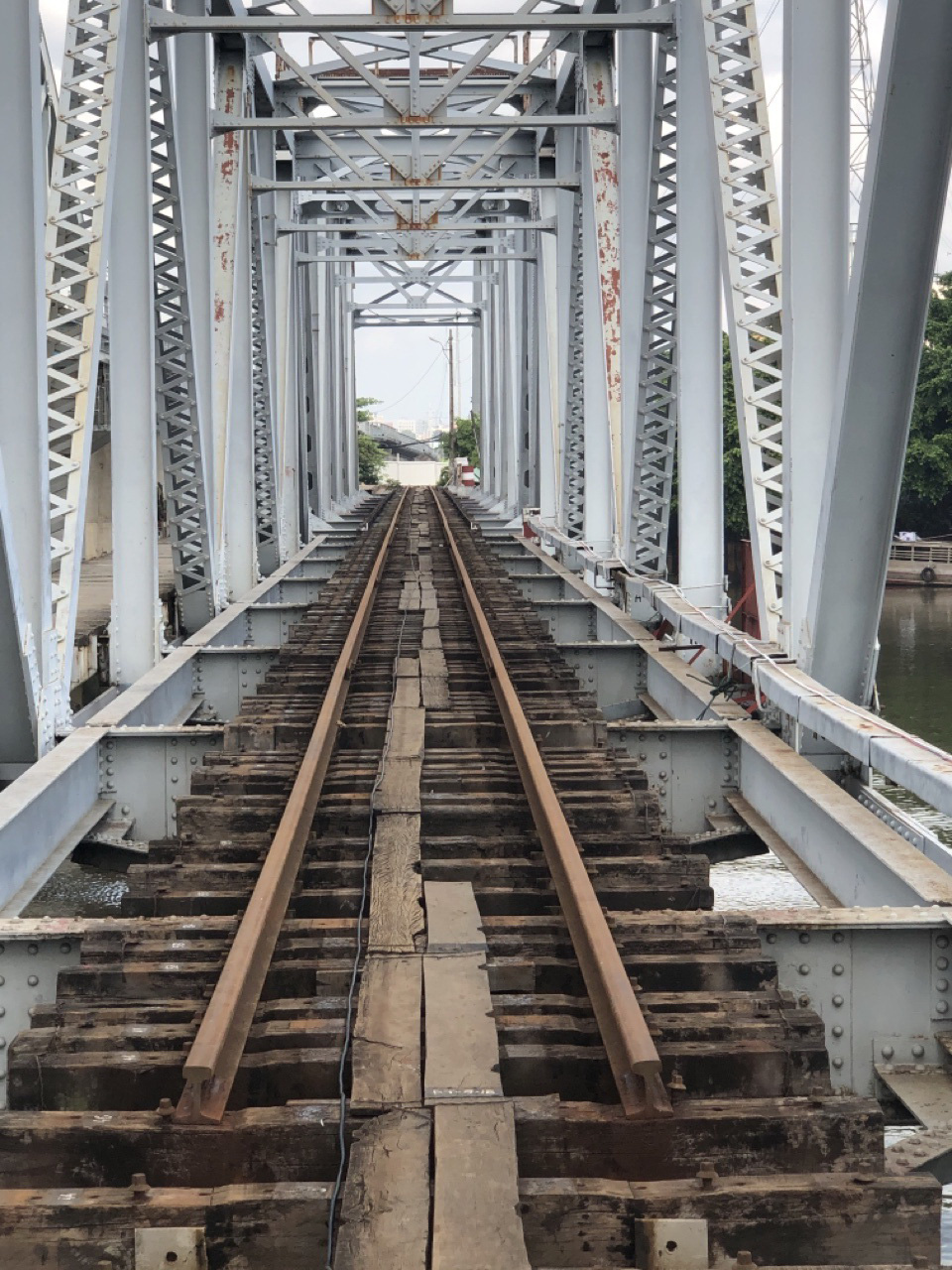 Two spans of the old Binh Loi Railway Bridge will be kept intact for preservation. Photo: H.TK / Tuoi Tre