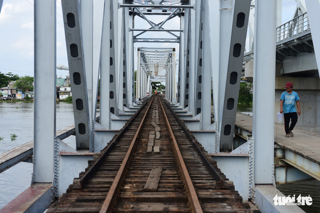 The old Binh Loi Railway Bridge in Ho Chi Minh City, Vietnam has a vertical clearance of only 1.8 meters, posing an obstacle for boats traveling underneath. Photo: Quang Dinh / Tuoi Tre