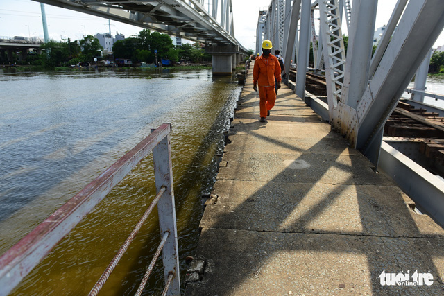 A part of the guardrails on the old Binh Loi Railway Bridge in Ho Chi Minh City, Vietnam is being dismantled, May 8, 2020. Photo: Quang Dinh / Tuoi Tre