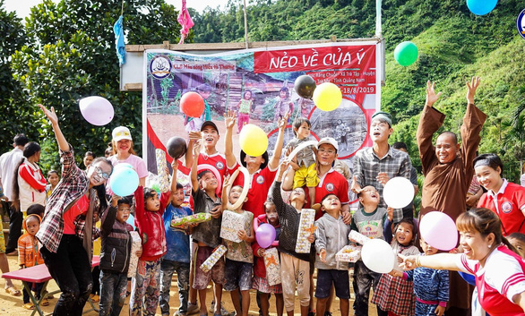 In addition to giving away their precious blood, members of Mau Nong – Hieu va Thuong (Much-Needed Blood – Understand and Love) Club, based in Da Nang City in central Vietnam, are also actively engaged in charitable activities. Photo: Hoa Quy / Tuoi Tre